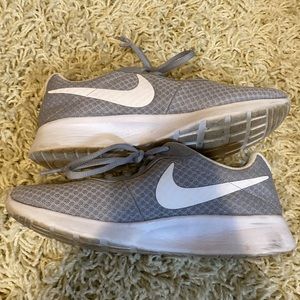 ❤️❤️Women's Nike Tanjun Shoes Particle Rose/White 7 - great condition !